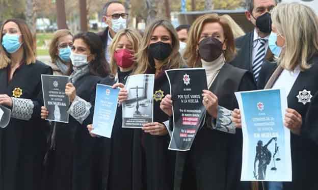 Unas notas sobre por qué no se pueden celebrar juicios con el LAJ en huelga