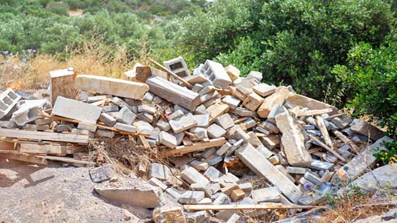 Depositar escombros o residuos en una finca ajena es un delito de ocupación del inmueble